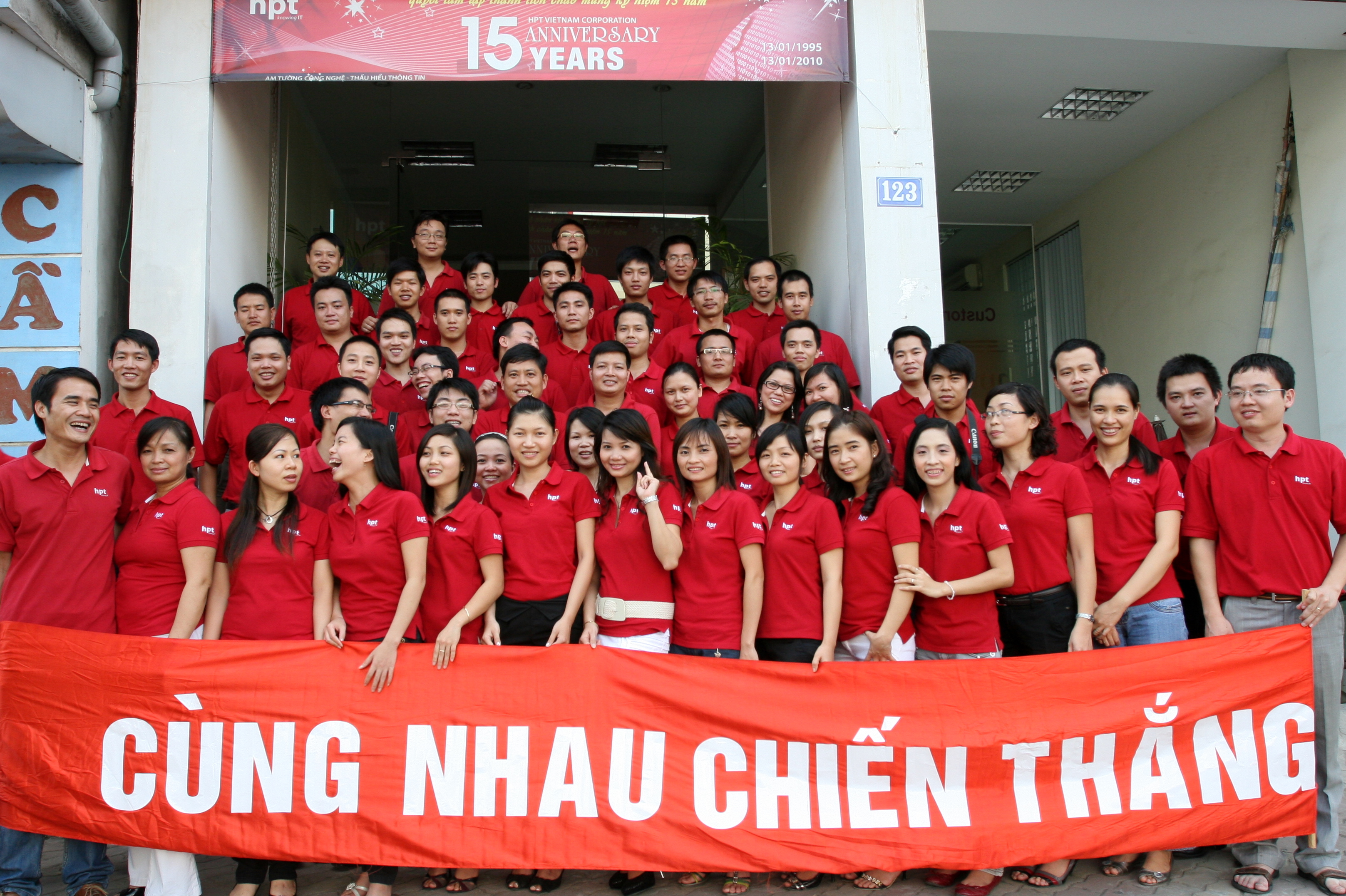 Người HPT đón tiếp khách tại chi nhánh Hà Nội