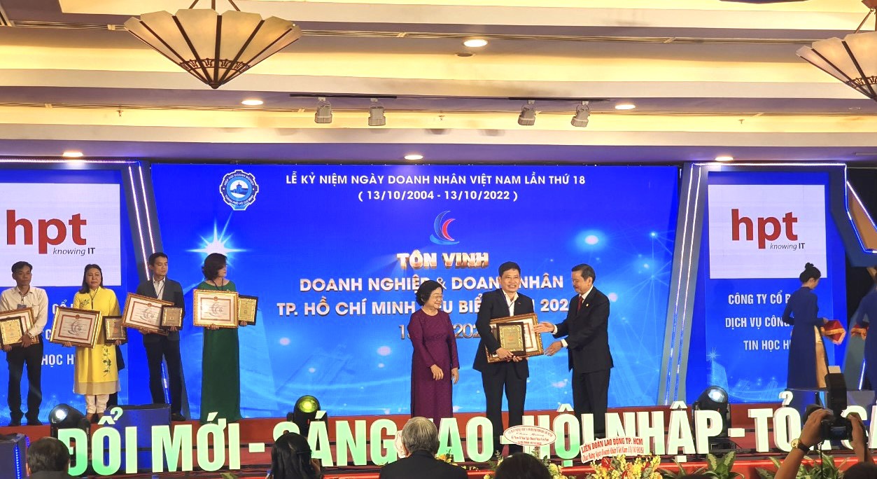 Ảnh minh hoạ: đại diện doanh nghiệp nhận bằng khen tại lễ tôn vinh doanh nghiệp