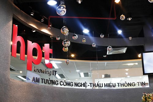 Đội ngũ HPT làm việc trên hệ thống công nghệ